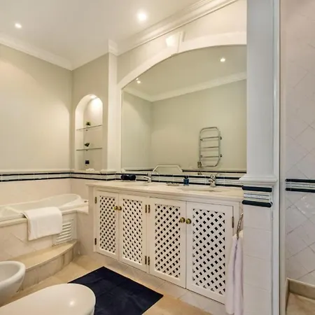 Beautiful 2-bed Golf Pool