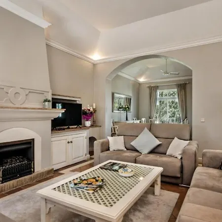 Beautiful 2-bed Golf Pool Apartment